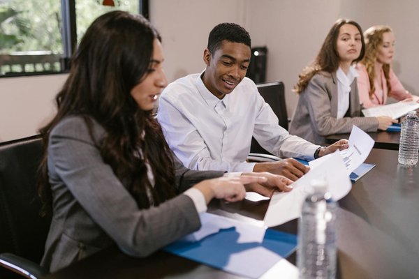 What are the emerging accessory trends among UK women?